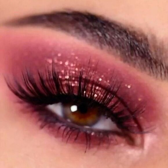 MAC Dazzleshadow Extreme in Celebutante (Rosy Pink with Red Sparkle) - Picture 7 of 11